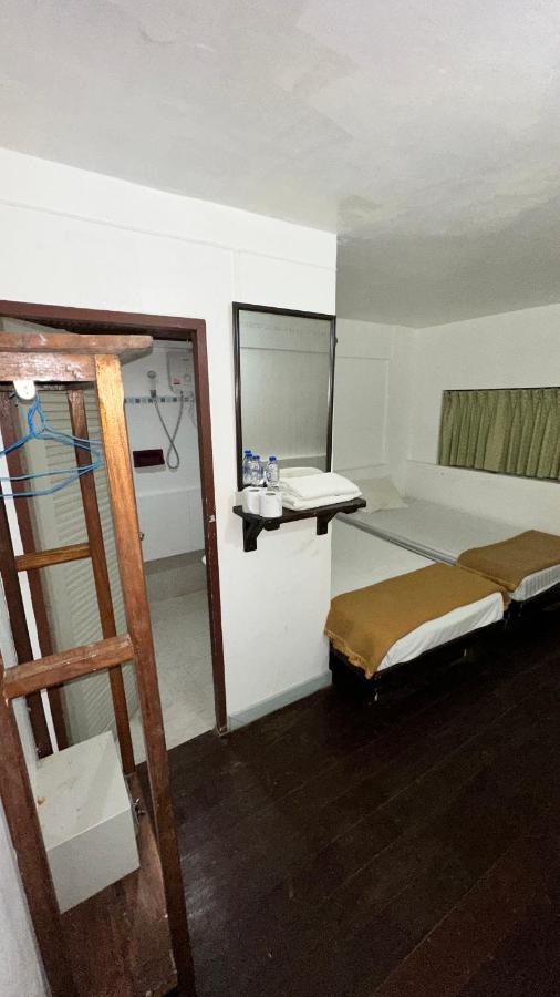 Relax Guest House Patong Esterno foto